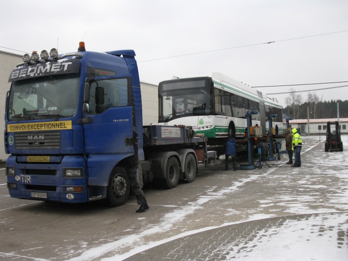 Der Gelenkobus 051 wird auf den Tieflader abgesenkt.